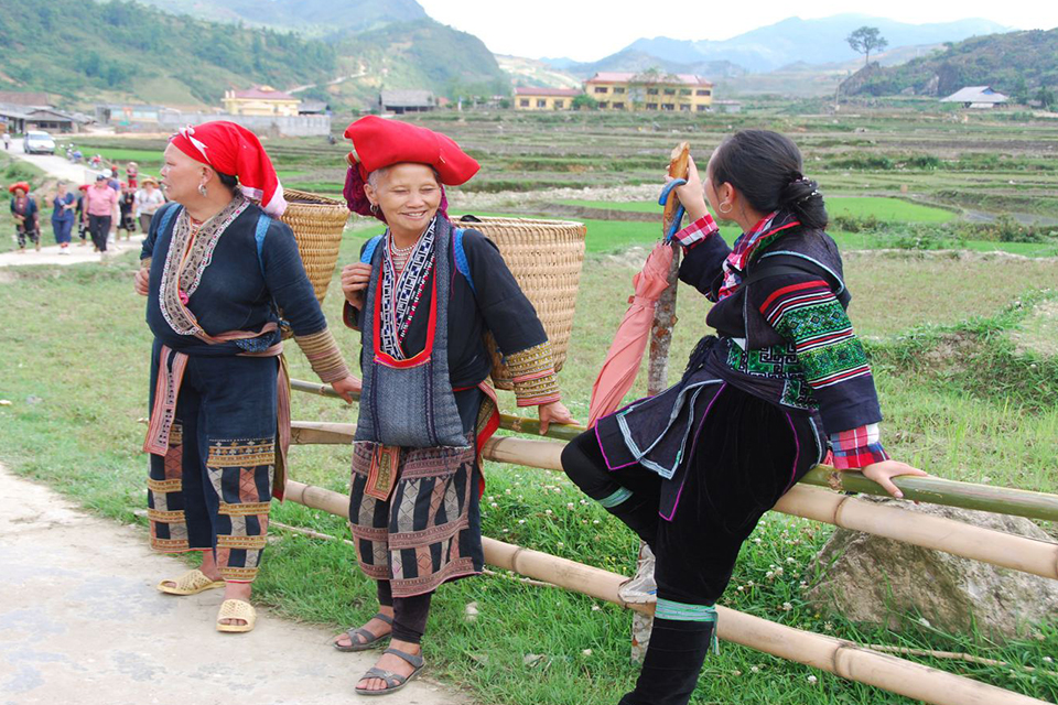 960-red-dao-people