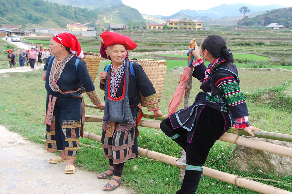 960-red-dao-people