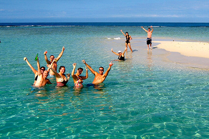 explore-bay-canh-island-with-canoe-2
