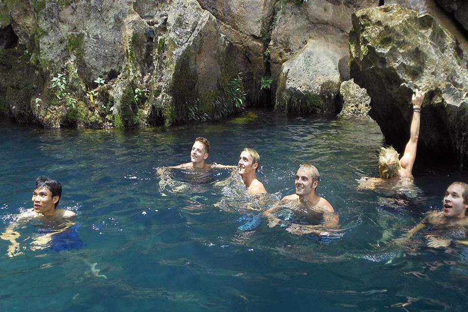 960-swimming-in-phong-nha-cave
