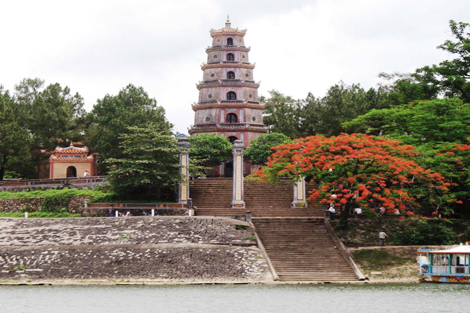 960-thien-mu-pagoda-on-pefume-river