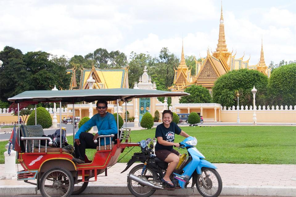 960-trying-to-drive-a-tuk-tuk