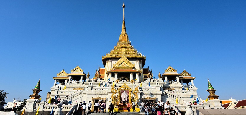 Explore the world's largest solid Gold Buddha image in Wat Traimit