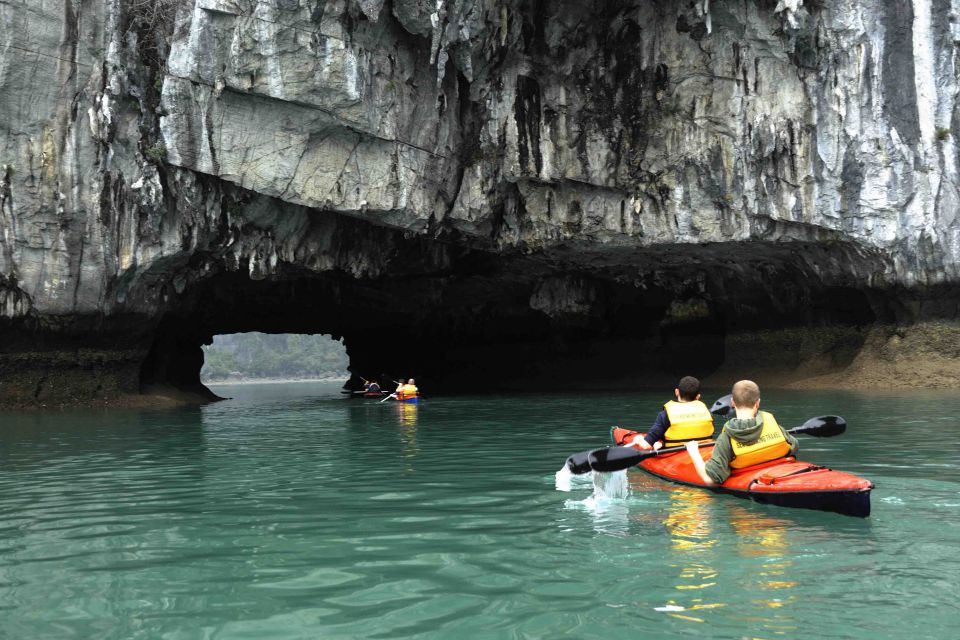 kayaking-halong