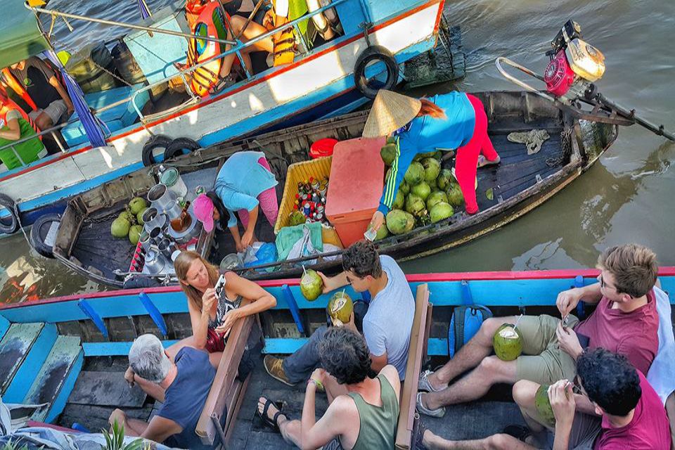 enjoy-local-drink-cairang-floating-market