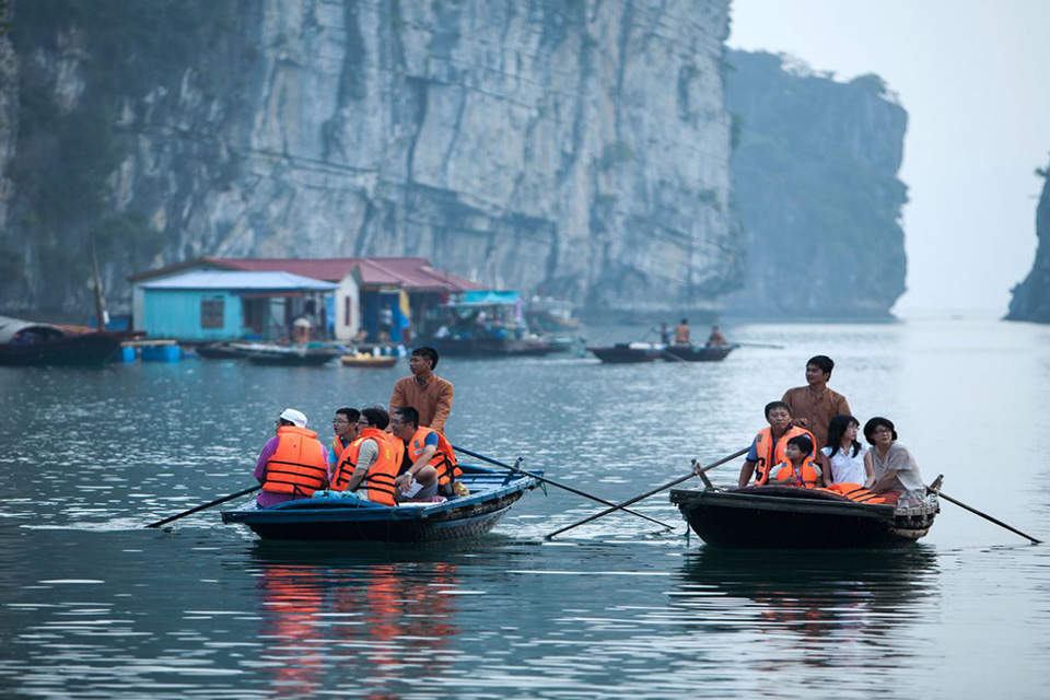 960-bamboo-boat-to-vung-vieng-village2