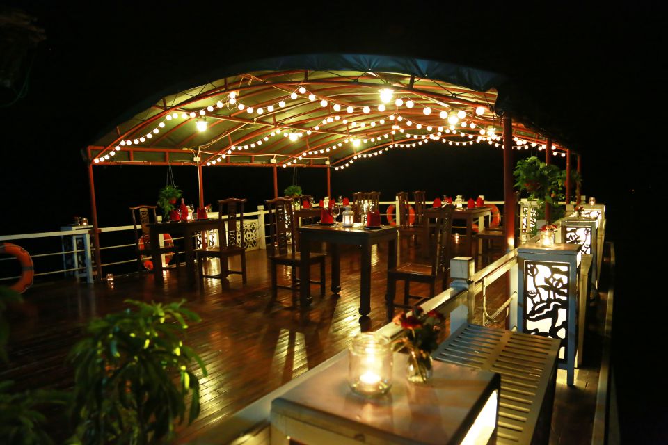 dinning-on-top-deck-960