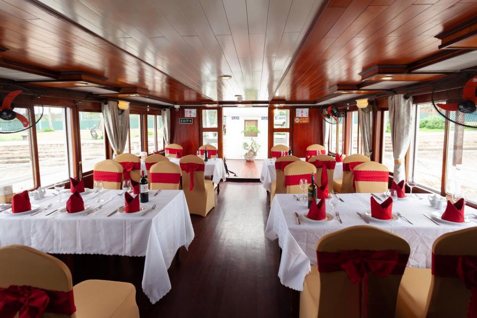dinning-area-dragon's-pearl-cruise