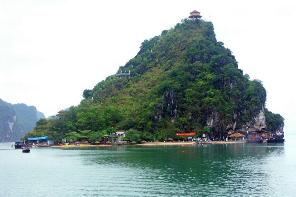 titop-beach-halong-960