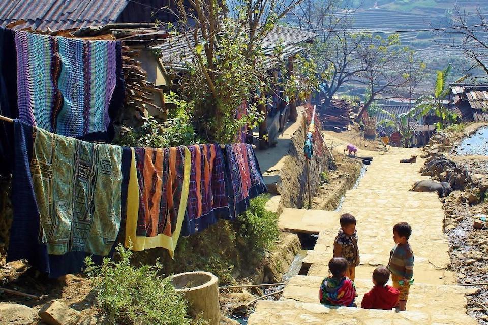 960-local-children-on-terrace