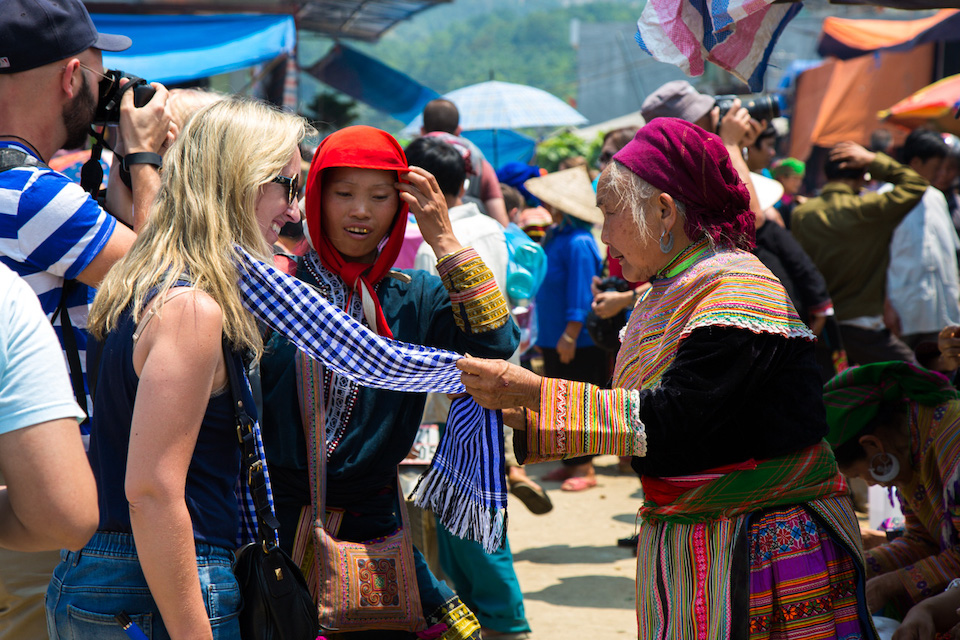 sapa-trekking-and-coc-ly-market-6