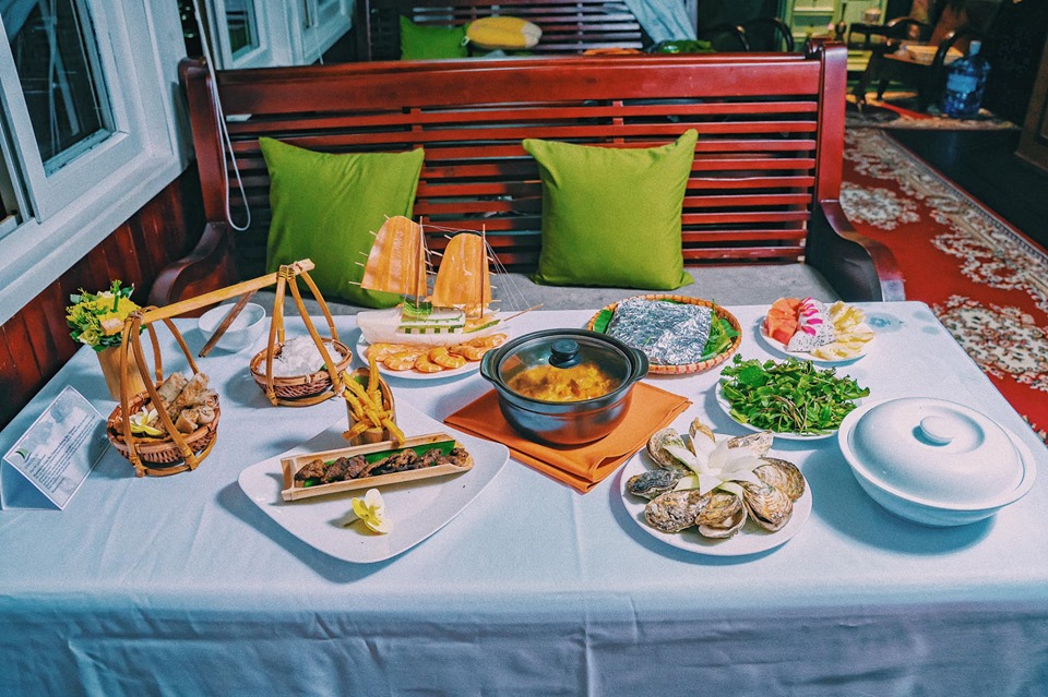 lunch-on-boat